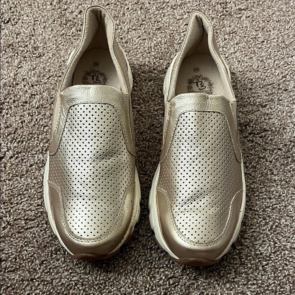 Women's Authentic Leather Gold Moccasins Size 39 NWOT Made in Colombia 🇨🇴